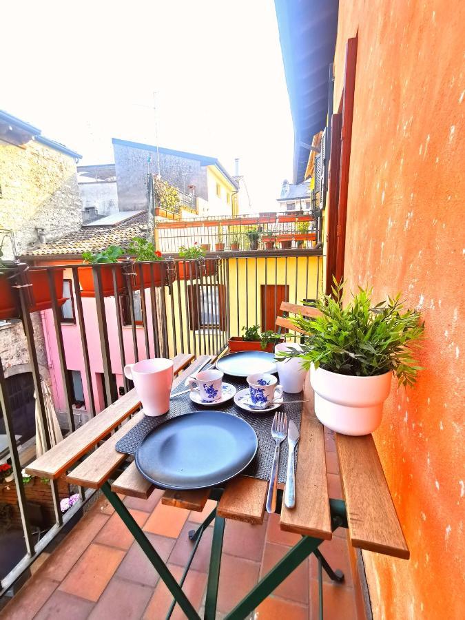 Old Town Apartment With Terrace - Live Love Lake Пескиера дел Гарда Екстериор снимка
