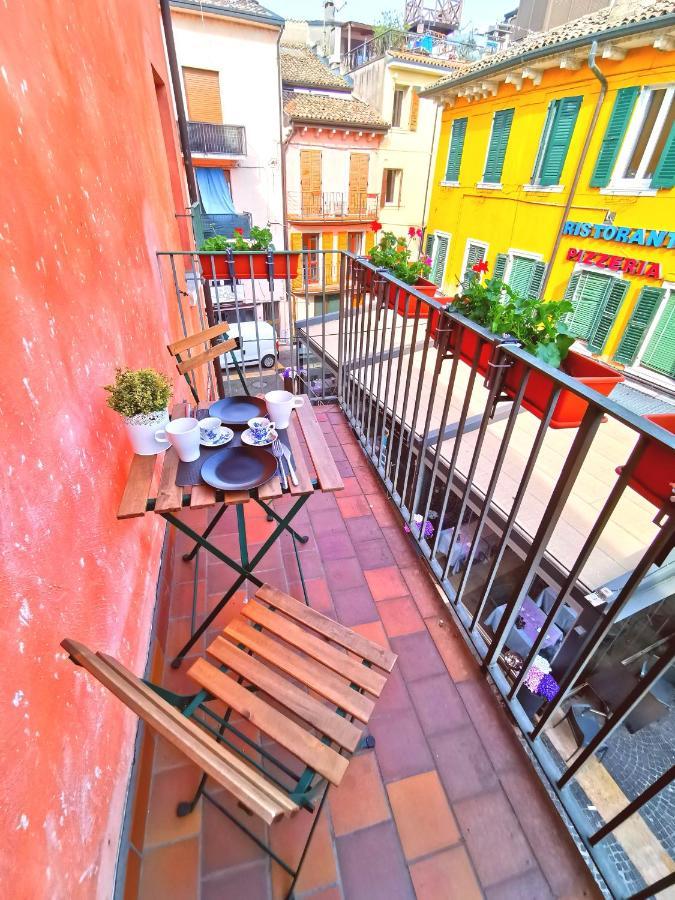 Old Town Apartment With Terrace - Live Love Lake Пескиера дел Гарда Екстериор снимка