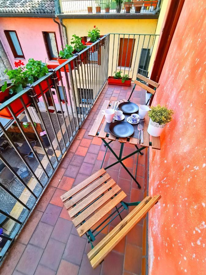 Old Town Apartment With Terrace - Live Love Lake Пескиера дел Гарда Екстериор снимка